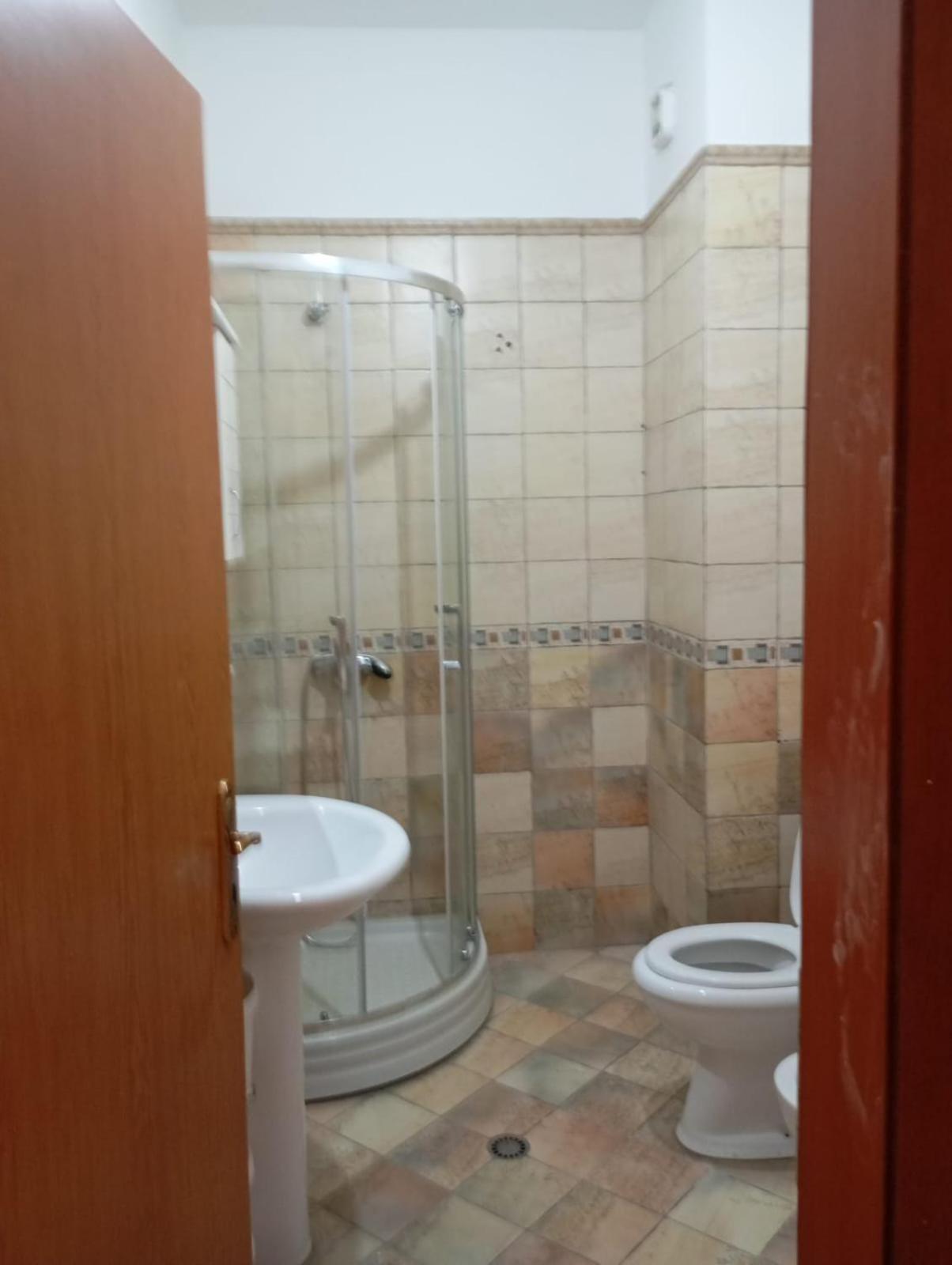 Royal 3 Hostel Tirana Eksteriør billede