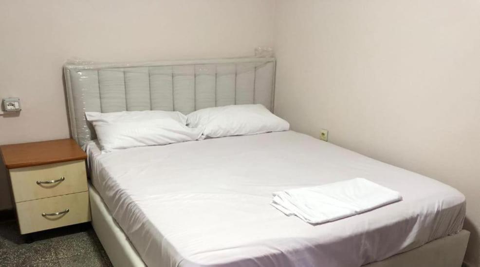 Royal 3 Hostel Tirana Eksteriør billede